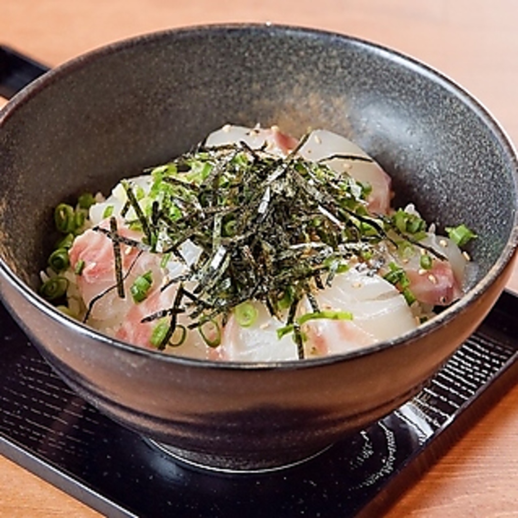 ガッツリから〆のあっさりお茶漬けまで種類豊富なメニューが嬉しい◎二次会にもおススメの【鯛めし】