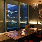 VIP個室席は壁一面がガラス窓となっており、夜景もお楽しみいただけます。