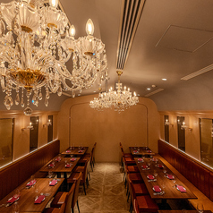 貸切でのご利用も承っております。立食は最大60名様まで対応可能で、大規模な宴会やパーティーにも最適です。貸切予約の際にはプロジェクターもご利用いただけますので、各種イベントにもご活用ください。