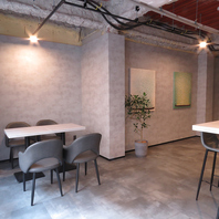 シックな内装と温かみのある照明が心地よい、上質な店内