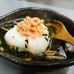 【ご飯物】おにぎり茶漬け(梅、 しゃけ、のり)