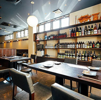 日本酒やこだわりの器がズラリと並ぶ店内