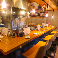 カツオの藁焼きや点心を楽しめる活気あふれるお店です。お酒と共に気軽に味わえる料理が揃い、普段使いにぴったりです。カウンター席では、目の前で調理される様子を楽しみながら、一人でも仲間とでも、さまざまなシーンで利用できます。心地よい雰囲気の中で、豊富なメニューを堪能し、楽しいひとときを過ごせる場所です！