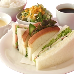 定番の美味しさ！ 新鮮野菜とハムを挟んだシンプルサンドイッチセット