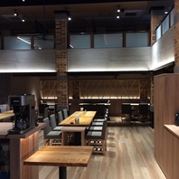 吹き抜けの店内