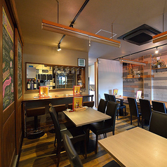 《店内貸切》テーブル席中心のレイアウトで移動もしやすく、会話も弾みやすいレイアウト。料理やドリンクを囲みながら、仲間と楽しいひとときをお過ごしください。