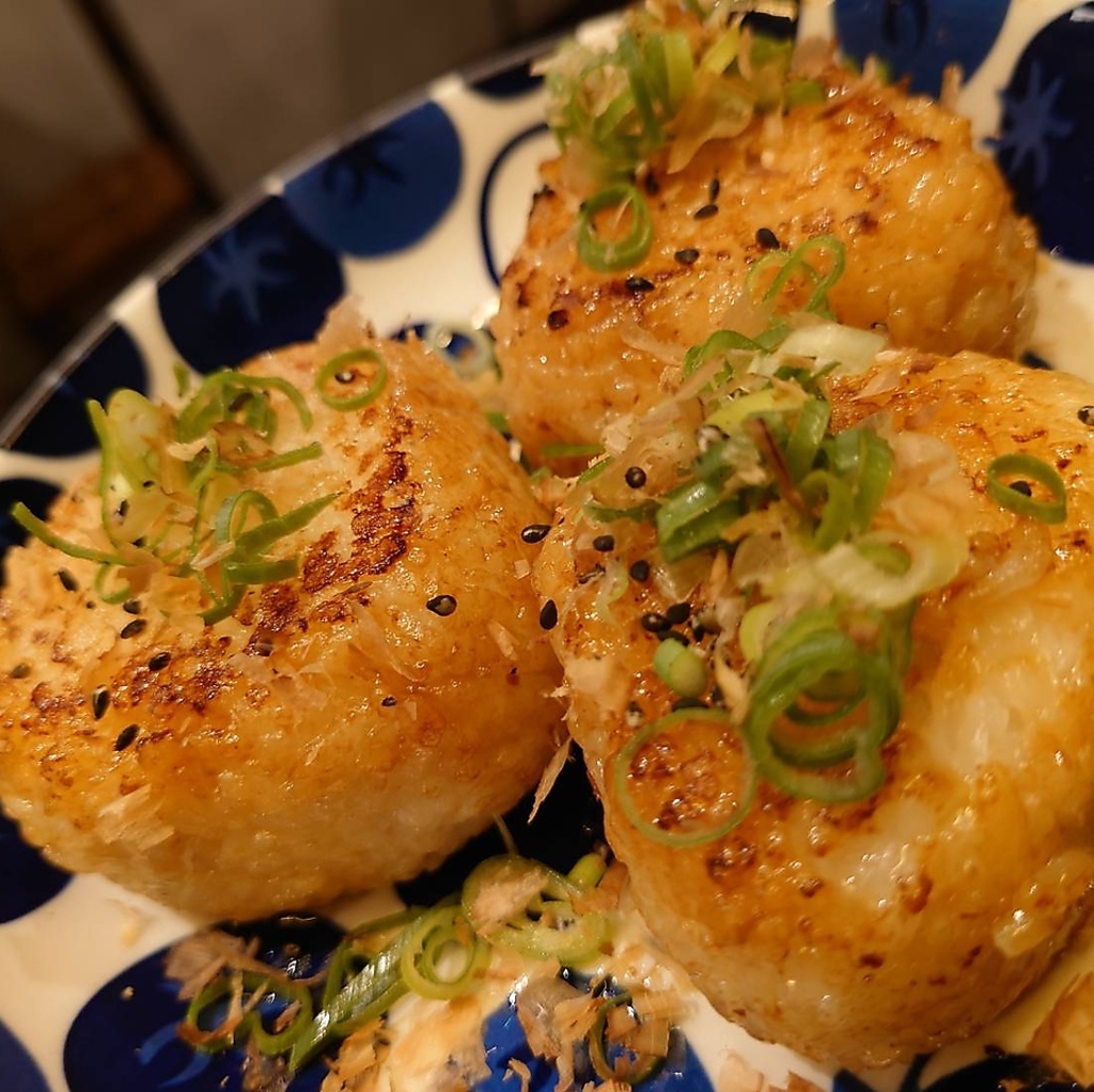 ひとつひとつ丁寧に表面をこんがり・じっくり焼き上げた焼きおにぎり。アツアツをどうぞ召し上がれ。