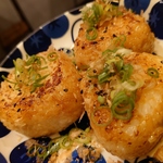 ひとつひとつ丁寧に表面をこんがり・じっくり焼き上げた焼きおにぎり。アツアツをどうぞ召し上がれ。