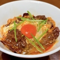 料理メニュー写真&nbsp;赤彩卵黄のせ！和牛ツラミの他人丼