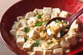唐辛子と肉を使わない、魚介系のうまみが凝縮された新タイプの麻婆豆腐です。