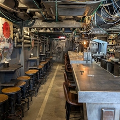 天板広く、沢山頼んでも安心なカウンター席