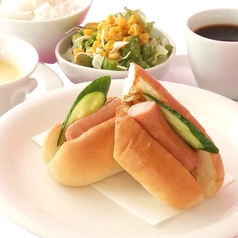 パリッとジューシー！ ソーセージとパンの王道ホットドッグセット