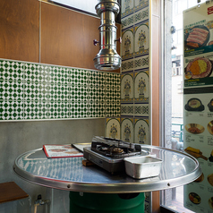 テーブル席で、サムギョプサルを囲んで楽しいひとときを！仲間との会話が弾みます。