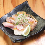 烏骨鶏を掛け合わせた全国唯一の地鶏【冠地どり】は旨味成分が豊富で感動の味です。