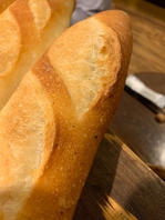 当店の自家製フランスパン低温長時間熟成させてます