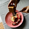 料理メニュー写真 苺とキャラメルのNYチーズケーキ