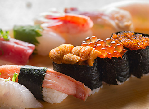 居心地の良さ◎旬の食材に、お酒のすすむ一品料理も豊富。お寿司もお酒も堪能できる。