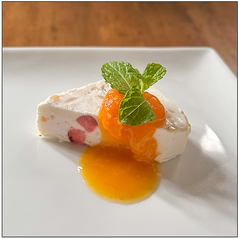 アイスチーズケーキとほおずきソース