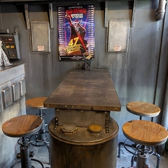 ダイニングバーの醍醐味である、没入感のある雰囲気を楽しめるテーブル席