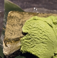 抹茶ティラミスにアイスを添えて