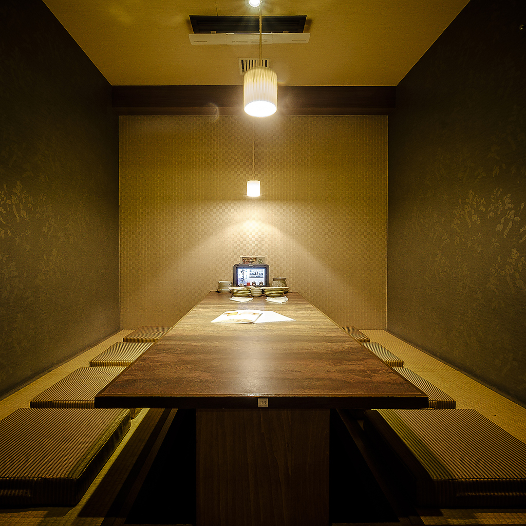 早めのご予約がお薦め！人気の掘りごたつ個室(最大8名様まで)。6名様～8名様の忘年会にもピッタリ！