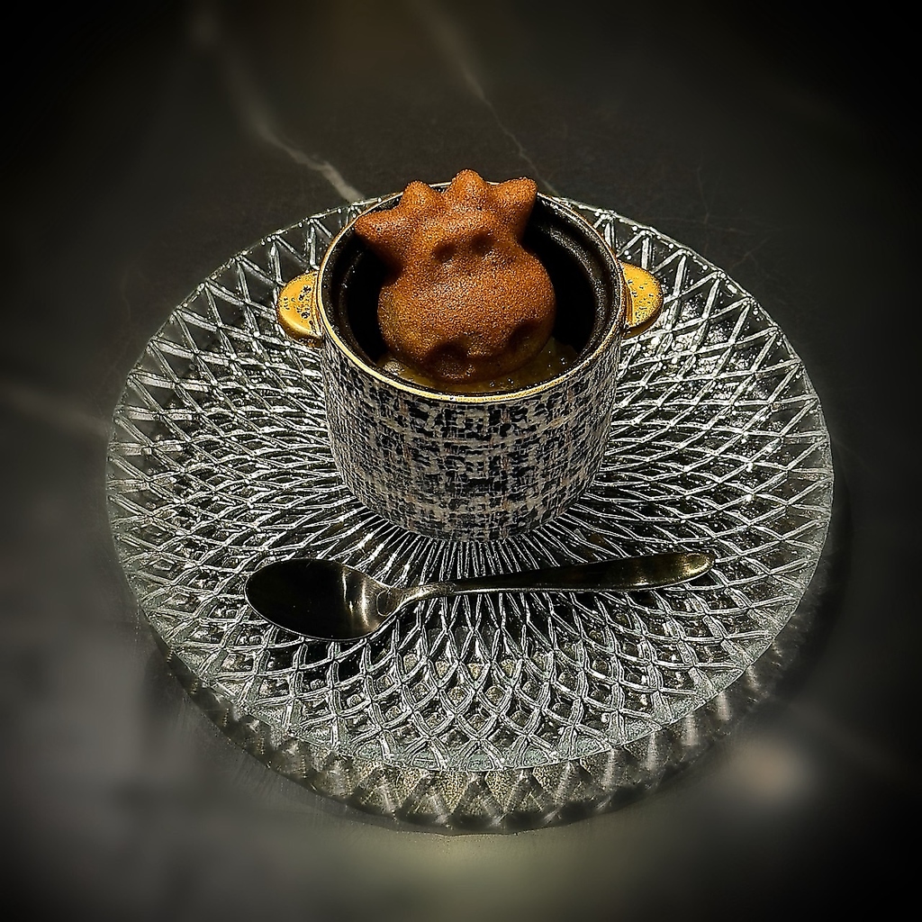 コースを締めくくるデザートにもこだわりを込めました。【燻製の塩プリン】は燻香とビターな甘みが◎