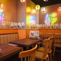 ネオン煌めく空間で、テーブル席宴会！