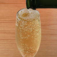 なみなみまで注ぎます♪スパークリングワイン☆