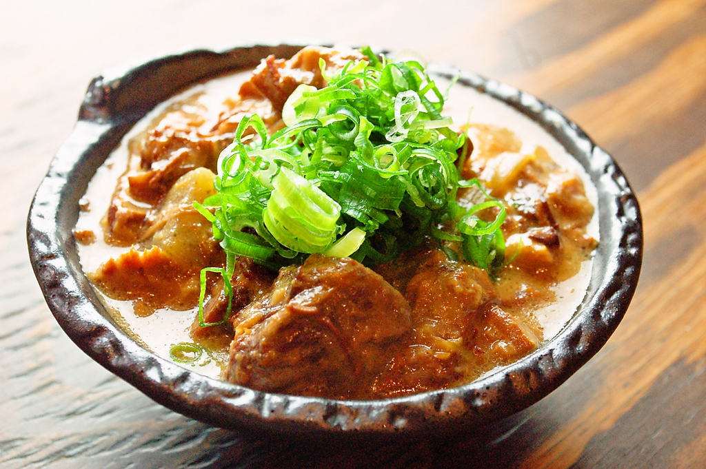 牛すじとホルモンを長時間白味噌で煮込んだ一品は他にない味。押しも押されぬ新世界名物である。