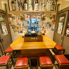 カウンター席は8席、屋台村の店舗は全てコの字型のカウンター席があります。店舗によって室内の雰囲気はそれぞれです。座ってみればカウンターの良さが分かること間違いなしです。