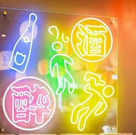 柏の夜に映えるネオン空間、テーブル席で乾杯！