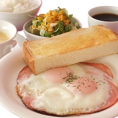ハムエッグにパン、ドリンク。間違いなしのモーニングセット