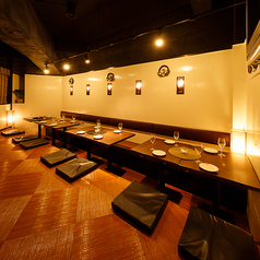 大切な方とのひとときを、扉付きの完全個室席で。2名様からご利用いただけるプライベートな空間をご用意しております。他のお客様の話し声を気にすることなく、心からゆったりとお寛ぎいただけます。接待や記念日など、特別なシーンに最適な静寂の空間をご体験ください。