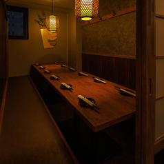 会社の宴会に最適な12名様向き個室！障子風の扉で仕切られたプライベート空間は、会社の宴会・部署飲み・同窓会にもピッタリ！田町の居酒屋で団体個室をお探しの方にオススメの宴会個室です！