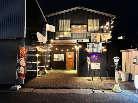 長田・梅ケ香町の隠れ家「炭火焼肉店」です。店内は広めのレイアウトです。