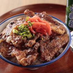 【十勝・炭火焼豚丼】香ばしい炭の香りが豚肉の旨味を引き立て、一口ごとに広がる深い味わい