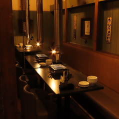 【団体利用におすすめ！】8名から10名様でゆったり座れる広々テーブル席完備！焼き台付きで、みんなでワイワイ楽しめる宴会にぴったり◎津田沼で人気の完全個室は早めのご予約が◎記念日デザートプレートやさらに今なら…《2時間飲み放題》が980円!津田沼 個室 居酒屋 &nbsp;デート 女子会 誕生日 記念日