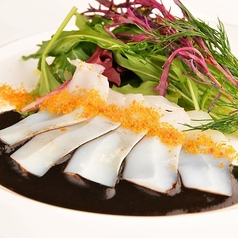 ＊石川産 紋甲イカの軽い炙り シチリア風 イカ墨のソース からすみ風味