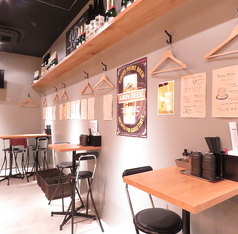 お二人様のテーブル席もあります。会社帰りのサク飲みにも使えます！！