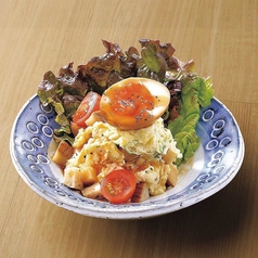 煮玉子といぶりがっこのポテトサラダ