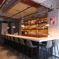 壁面を彩る華やかな絵画。ハイセンスな内装デザイン