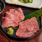 【三鷹での焼肉宴会に！】三鷹駅南口より徒歩7分にある当店は、少人数のプライベート使いから大人数の会社宴会まで幅広くご利用いただけます。木のぬくもりに包まれた心地よい店内で、旨味あふれる極上肉をご堪能ください。日曜以外は深夜まで営業しておりますので、二次会や遅めの飲み会にも最適です！