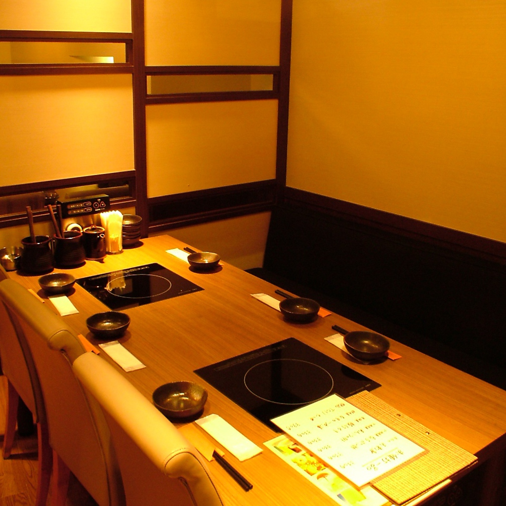 店内は間接照明の灯る落ち着いた雰囲気…