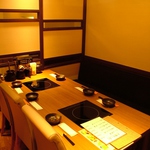 店内は間接照明の灯る落ち着いた雰囲気…