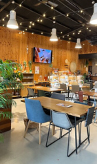 お店の広い空間を丸ごと自由に使える貸切利用が可能です。他のお客様を気にすることなく、ご家族や大人数でのお集まり、パーティなどの特別なひとときを存分に満喫していただけます。思い出に残る素敵なイベントや集まりに、ぜひお気軽にご相談ください。
