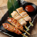 鳥取県の銘柄鶏『大山鶏』を使用した自慢の串焼き♪当店人気No.1の『月見つくね』は必食です！