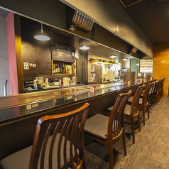 もちろん、カウンターにてお一人様でのご利用も大歓迎です！店主との会話も楽しみながら、ゆったりとお過ごしいただけます。