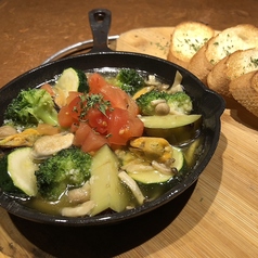 季節野菜とムール貝のアヒージョ
