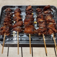 ◆パッリっと香ばしい！揚げ鶏皮串500円（税込）