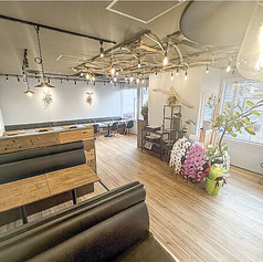 窓際のテーブル席は、明るい自然光が差し込む特等席。外の景色を眺めながら、ゆったりとしたカフェタイムやお食事を楽しめます。特に女性のお客様に人気のお席です。デートやお一人様でのご利用にもおすすめ。リラックスできる穏やかな時間をお過ごしください。